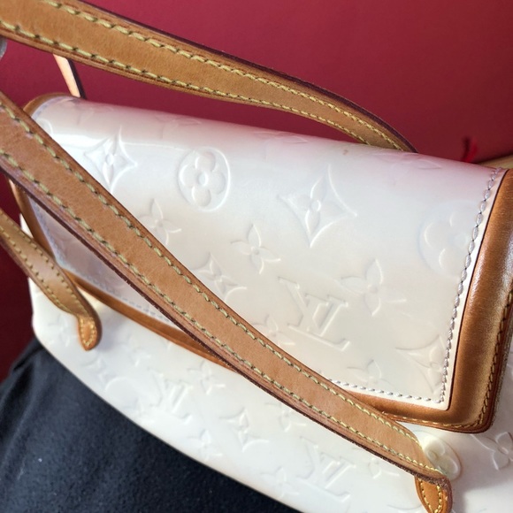 Authentic LOUIS VUITTON vernis white shoulder bag - Picture 2 of 8